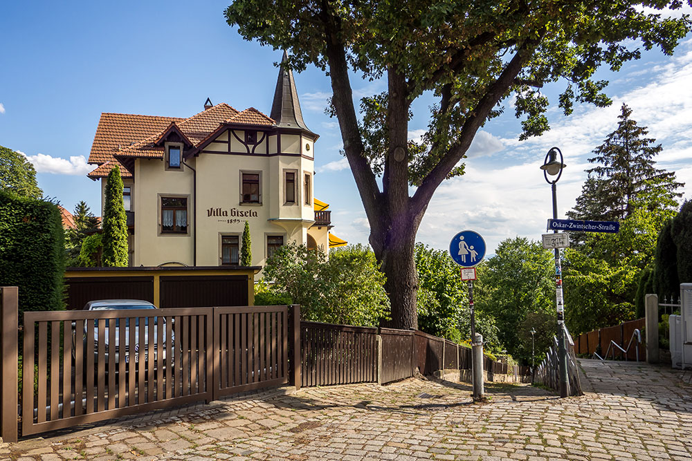 Residenzstadt Dresden - Brühlsche Terrasse mit Dampfern auf der Elbe