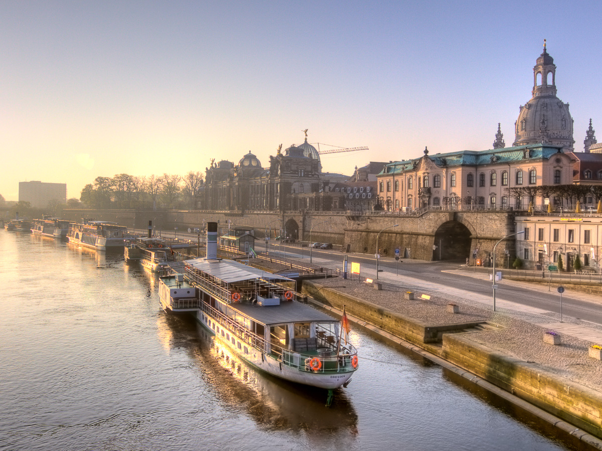 Residenzstadt Dresden - Brühlsche Terrasse mit Dampfern auf der Elbe